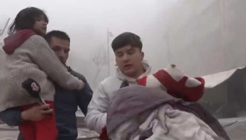 Malatyada canlı yayında olan muhabir küçük kızı böyle kurtardı... Deprem anı kamerada
