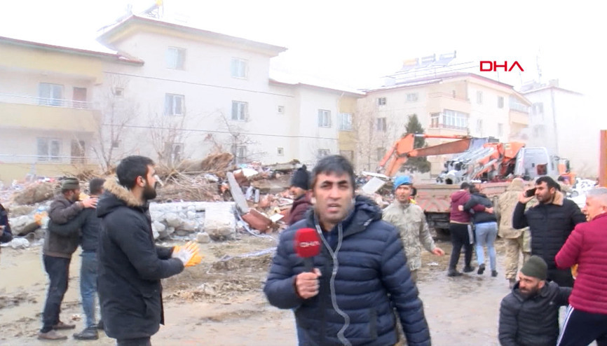 Elbistanda DHA muhabiri ikinci büyük depreme böyle yakalandı
