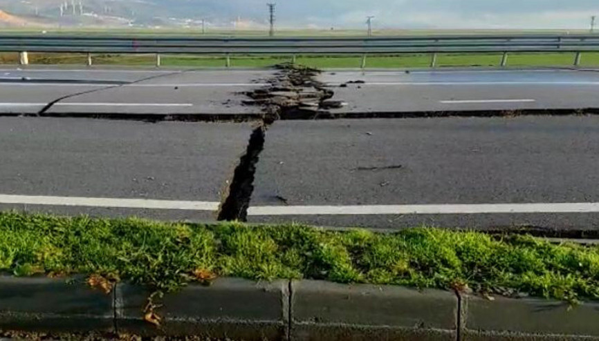Hatay Havalimanı yolunda, iki büyük depremde derin çatlaklar oluştu