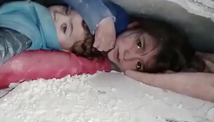 7 yaşındaki kız çocuğu enkaz altındaki kardeşini böyle korudu Bizi çıkarın istediğiniz her şeyi yaparım 7 yaşındaki kız çocuğu enkaz altındaki kardeşini böyle korudu Bizi çıkarın istediğiniz her şeyi yaparım