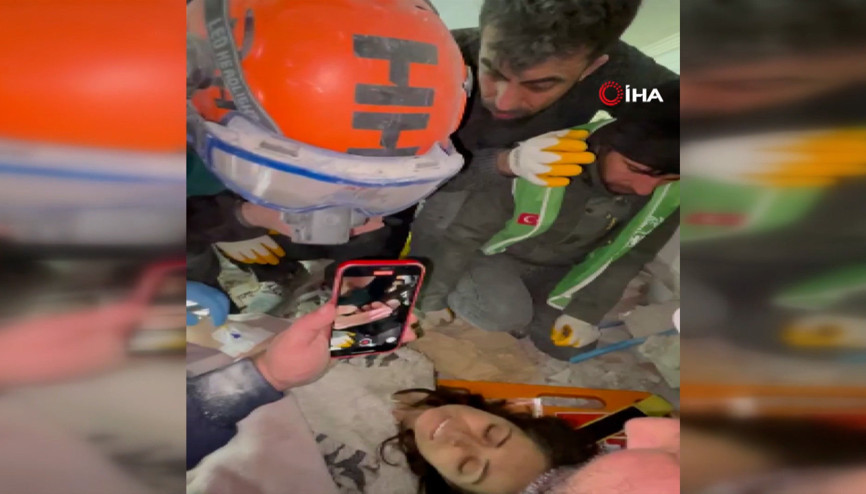 Deprem bölgesinde duygusal anlar Enkaz altında eşiyle telefonda konuştu