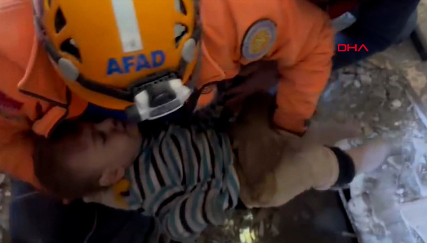 Hatay’da 79 saat sonra 2 yaşındaki Mehmet sağ kurtarıldı