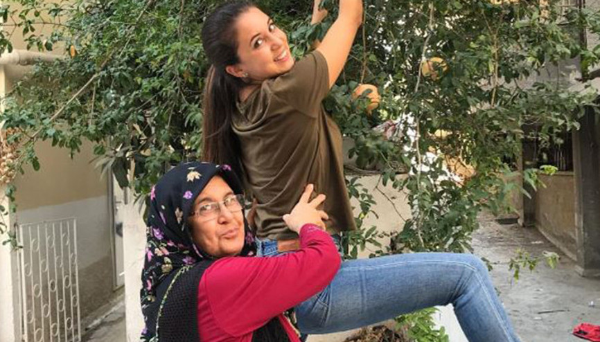 Karsu kimdir, aslen nereli, kaç yaşında Sosyal medyadan duyurmuştu  Şarkıcı Karsu depremde halasını kaybetti