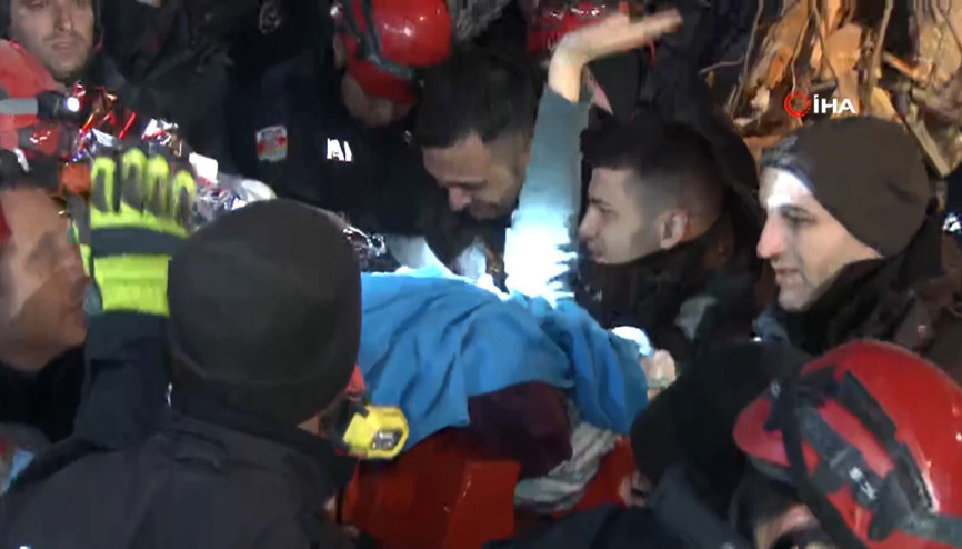 Hatice, depremden 92 saat sonra kurtarıldı, el sallayarak çıktı