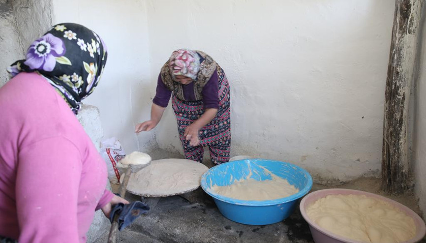 Akyurtlu kadınlar köy ekmeği gönderdi