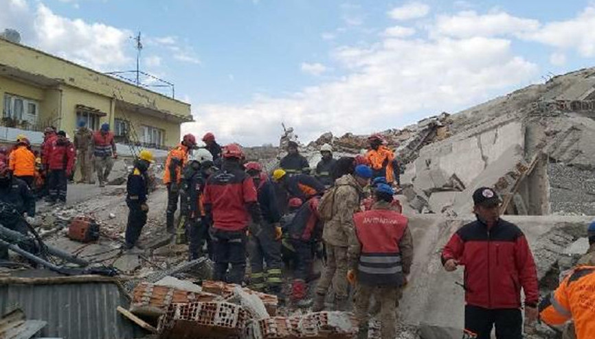 Osmaniyede artçı deprem: 4 katlı bina yıkıldı