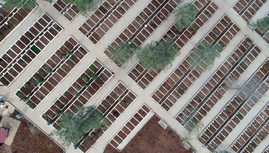 Depremde hayatını kaybeden binlerce kişi yan yana toprağa veriliyor Depremde hayatını kaybeden binlerce kişi yan yana toprağa veriliyor