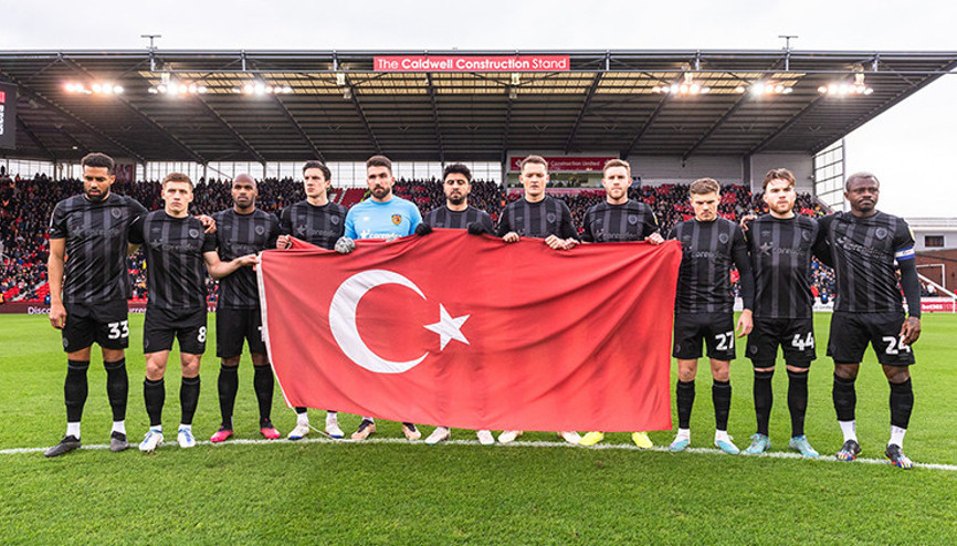 Hull Cityden Türk bayraklı saygı duruşu
