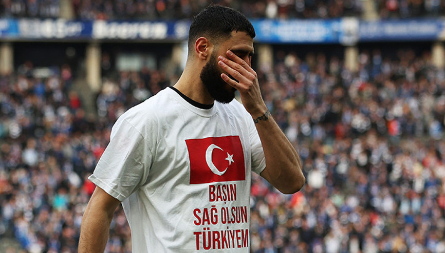 Tolga Ciğerci ısınmaya Başın sağ olsun Türkiye tişörtüyle çıktı