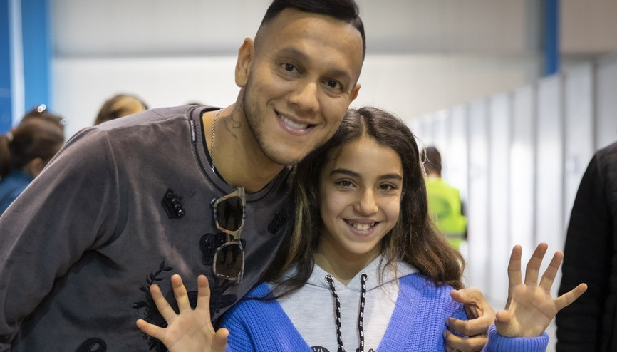 Beşiktaşlı Josef de Souza, Mersinde depremzedeleri ziyaret etti