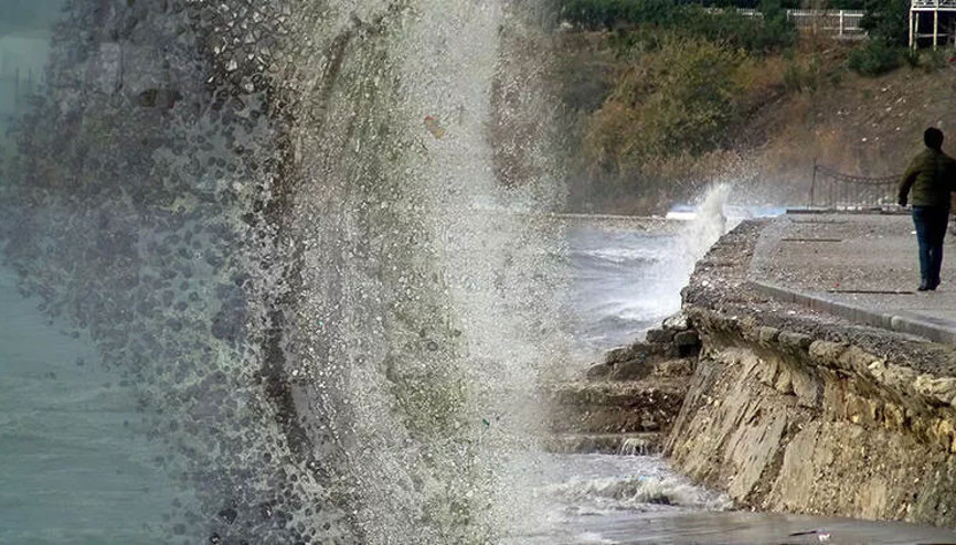 Avcılarda deniz 15 metre çekildi