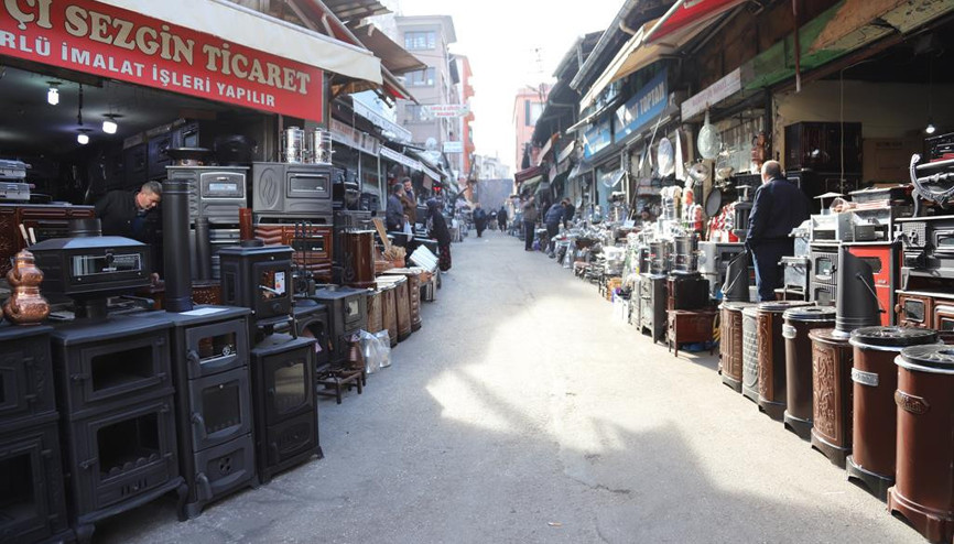 Depremzedeleri Ankaralı sobacılar ısıtıyor