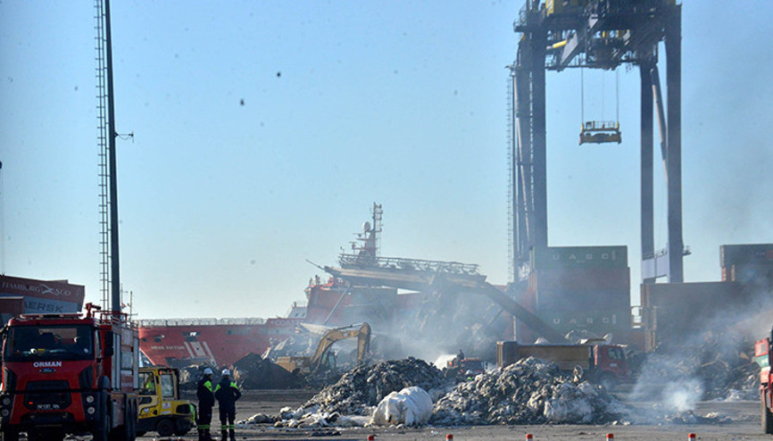 İskenderun Limanındaki yangında hurdaya dönen konteynerler kaldırılıyor