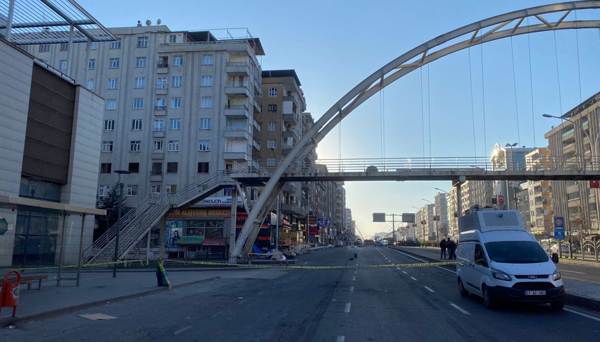 Çökme tehlikesi olan bina nedeniyle Diyarbakır- Şanlıurfa karayolu kapatıldı