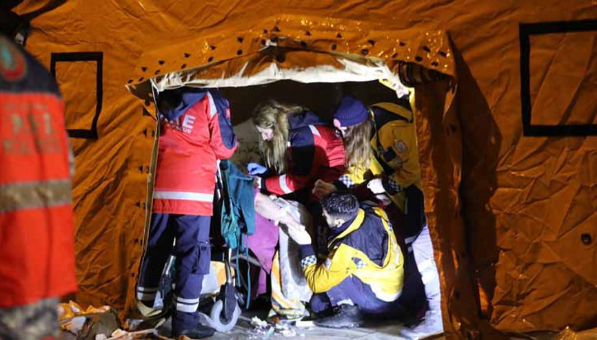 Bakan Koca: Deprem bölgesine diğer illerden 18 bin 890 sağlık personeli görevlendirildi