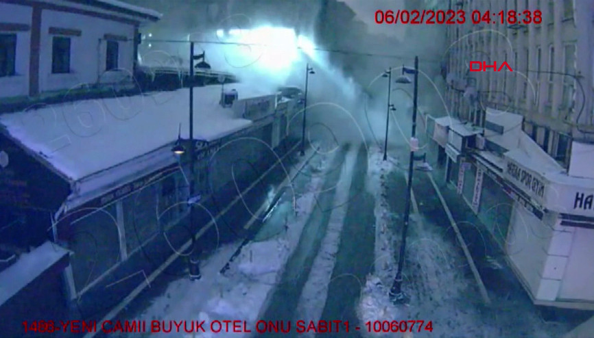 Malatyada depremde binaların yıkılma anı kamerada