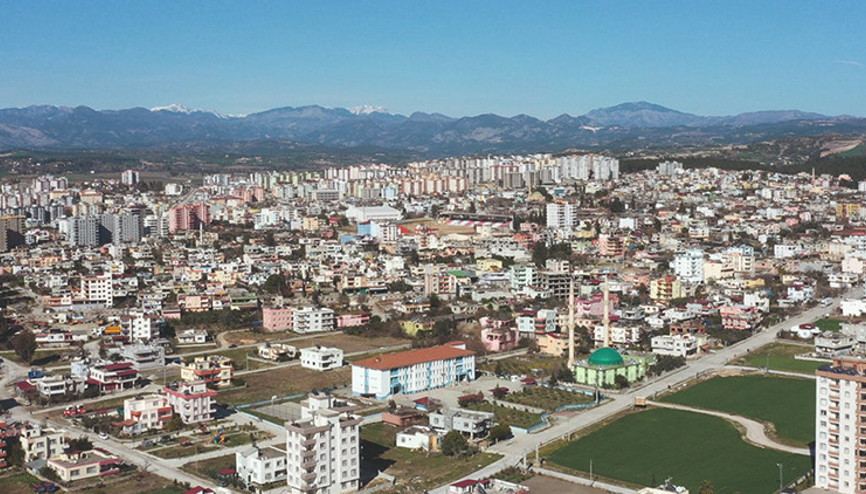 Depremzedeler, tek bir binanın dahi yıkılmadığı komşu kente göç ediyor