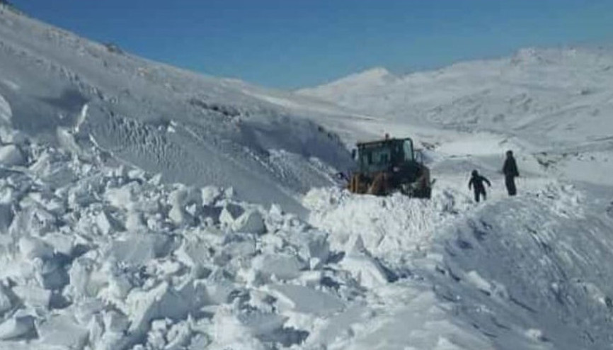 Vanda mahalle yoluna çığ düştü İş makinesi operatörü son anda kurtuldu
