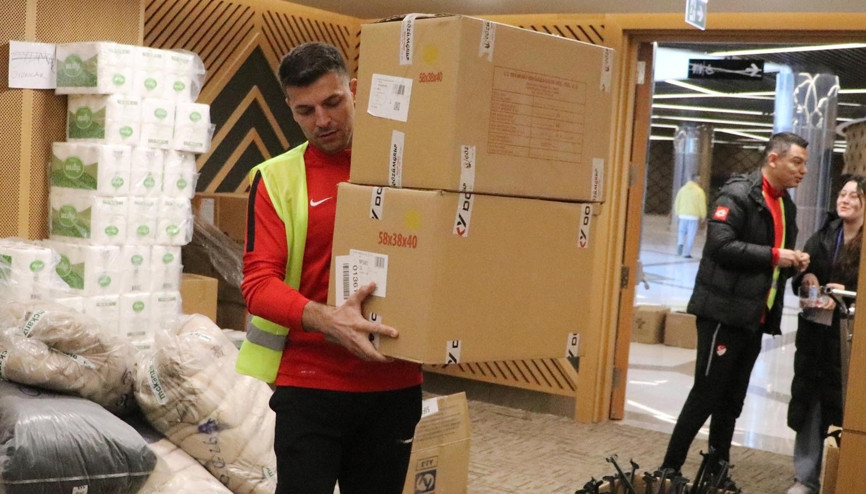 Süper Lig hakemi Ümit Öztürk, depremzedelerin yaralarını sarmak için gönüllü çalışıyor