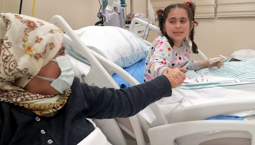 Enkazdan kurtarılan anne ile kızı, günler sonra bir araya geldi