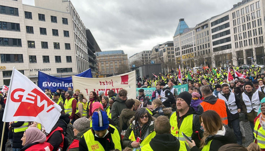 Grevdeki emekçilerden depremzedelere destek