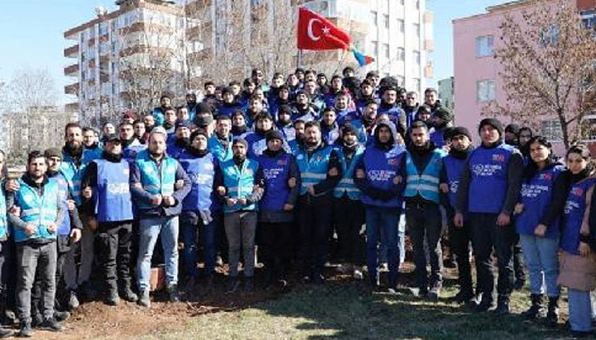 Azerbaycanın gönüllü gençleri deprem bölgesinde gece gündüz çalışıyor