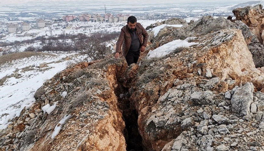 Malatya’da korkunç manzara: Deprem dağı ikiye böldü
