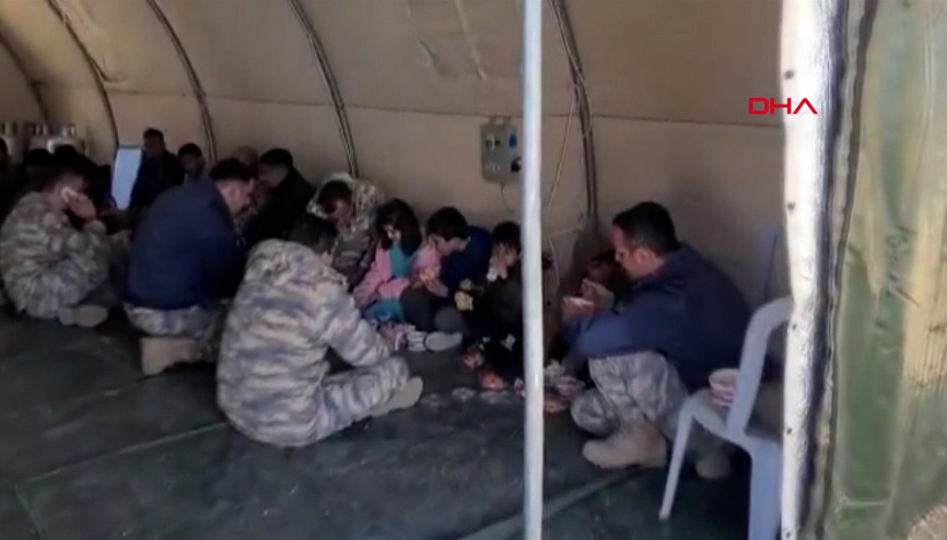 Mehmetçik, depremzede çocuklarla aynı sofrada