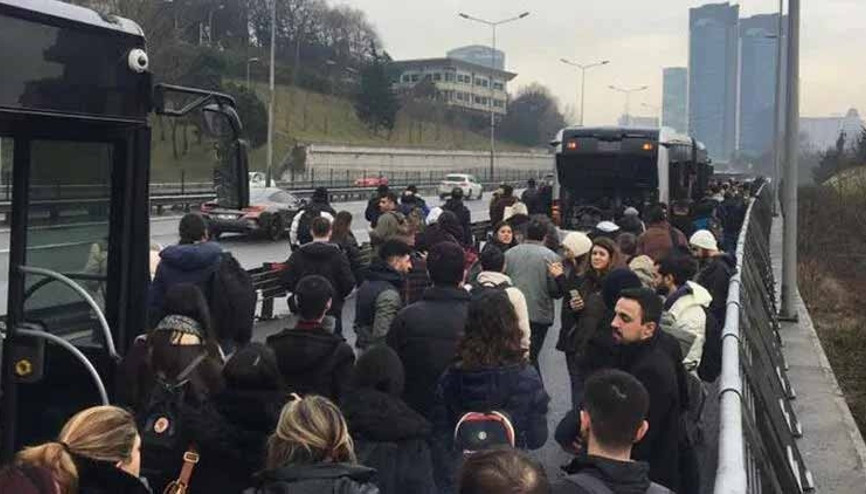Metrobüs arızalandı... Vatandaşlar yürümek zorunda kaldı