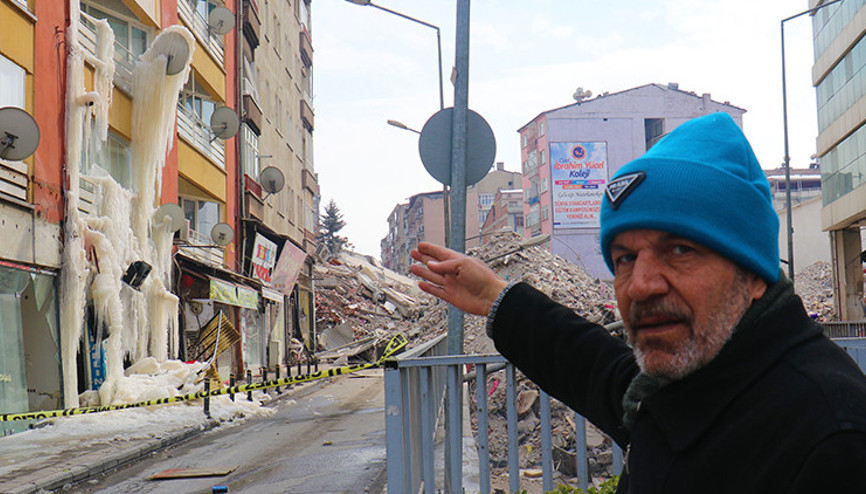 Malatyada kombisi patlayan ağır hasarlı binada dev buz sarkıtlar oluştu