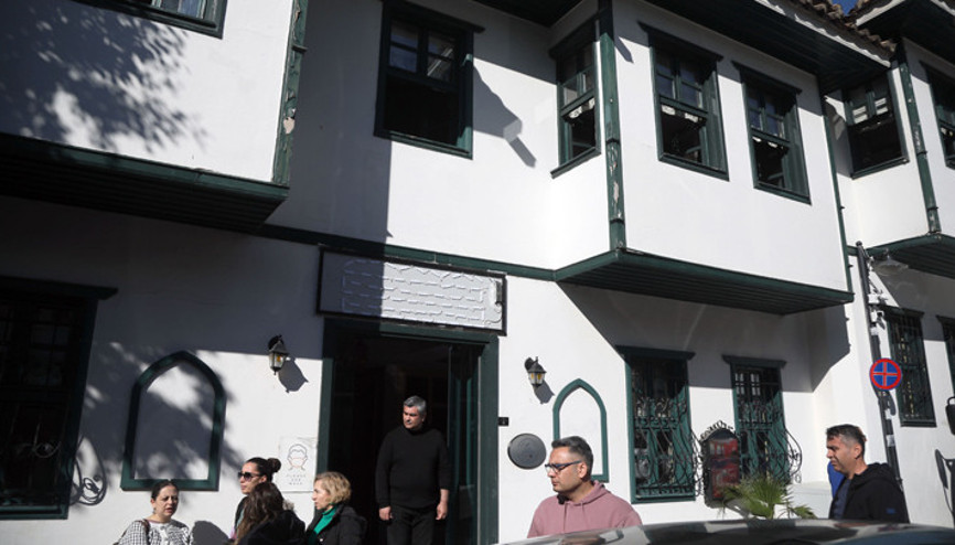 Bakanlığa ait otel, işgal nedeniyle polis eşliğinde boşaltıldı Bakanlığa ait otel, işgal nedeniyle polis eşliğinde boşaltıldı