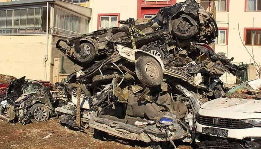 Enkazdan çıkarılan hurda araçlar, üst üste konuldu