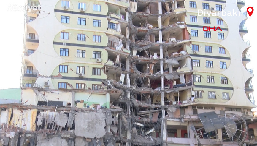 Diyarbakırda 1 bloğu yıkılan Galeria Sitesinde hayvan kurtarma operasyonu