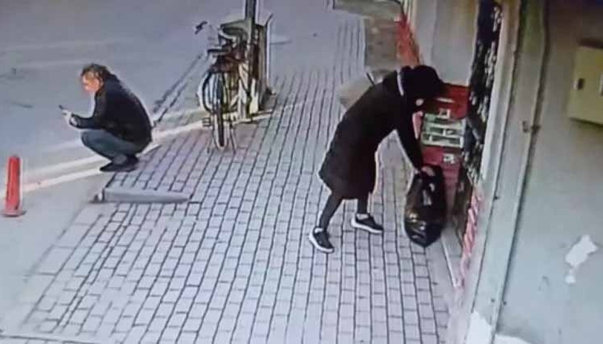 Kurtarma görevlisinin kıyafetlerini çaldı