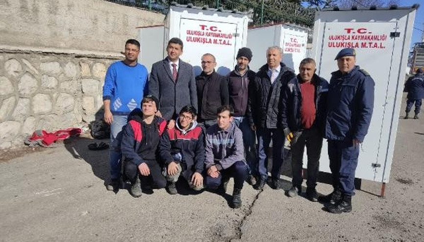 Ulukışla’da deprem bölgesi için seyyar tuvalet üretiliyor