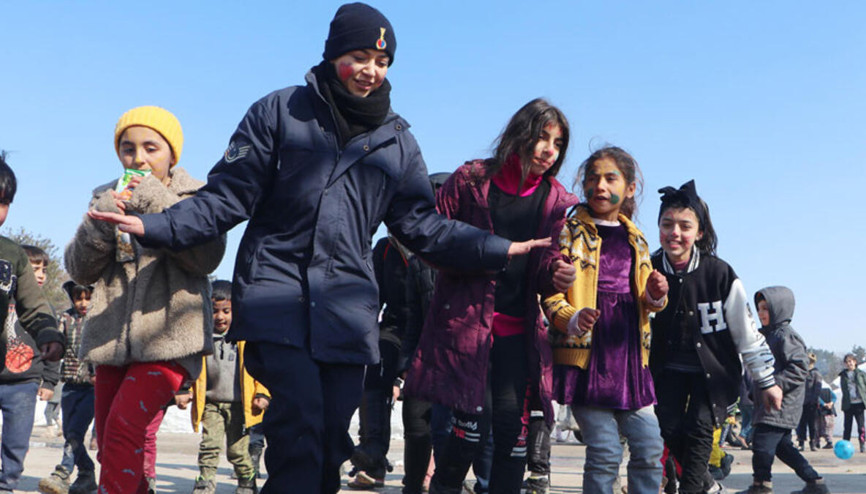 Enkazdan çıkarılan 1405 çocuk ailesine teslim edildi