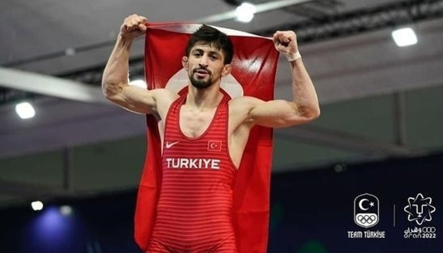 Milli güreşçi Kerem Kamal, Mısırdan altın madayla ile döndü