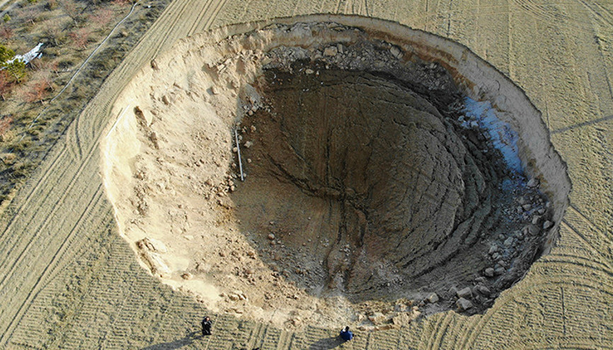 Konya’da iki fay arasında 37 metre çapında obruk oluştu