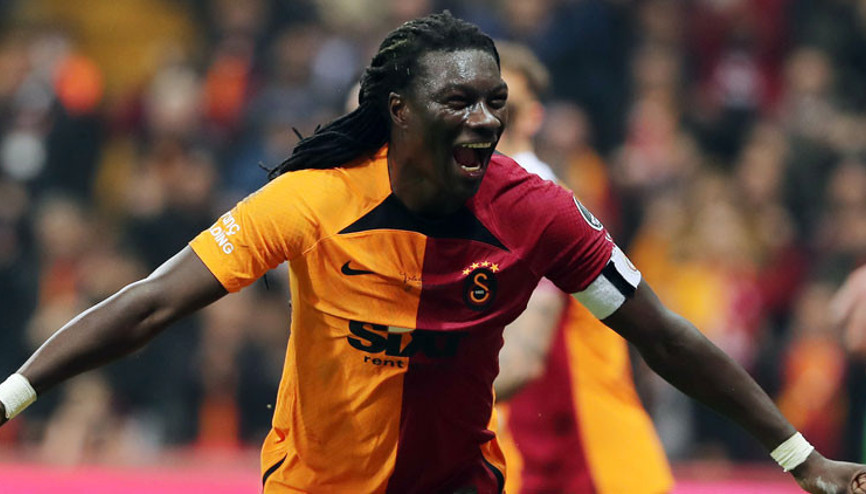 Galatasarayın golcüsü Gomis futbolu bırakıyor mu Açıkladı...