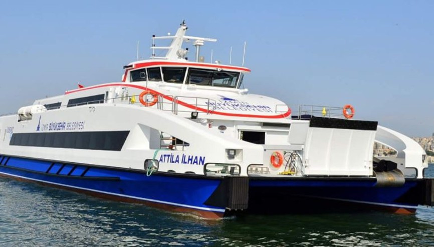 İzmirde deniz ulaşımına fırtına engeli