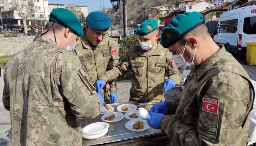 Türk askeri Kosovada helva dağıttı