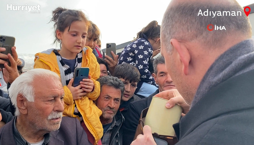Deprem bölgesindeki çocuk bağışladığı kumbarasını Bakan Soylu’ya teslim etti
