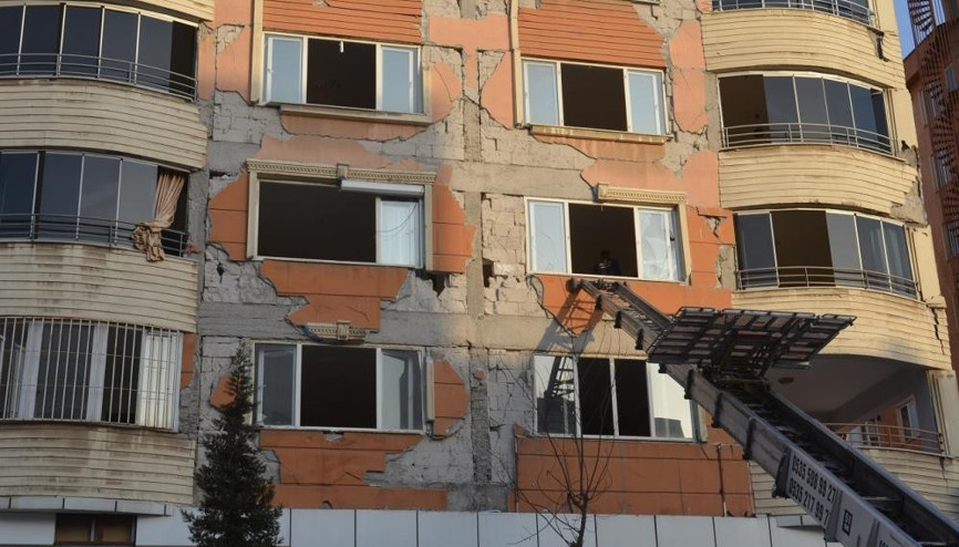Hayati tahliye... Malatya depreminin ardından tüm yasaklara rağmen hasarlı binalardan eşya tahliyesi sürüyor