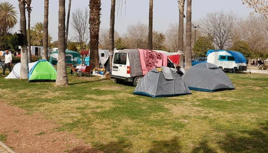Adanada evlerine girmeye korkan vatandaşlar parkta konaklıyor