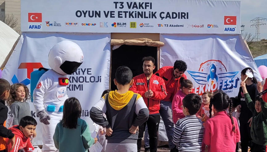 Oyun ve etkinlik çadırında çocuklara moral ve eğitim desteği