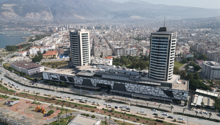 Hatayda 87 metrelik iki kuleye sahip yapı, izolatör olmamasına rağmen yerinden oynamadı
