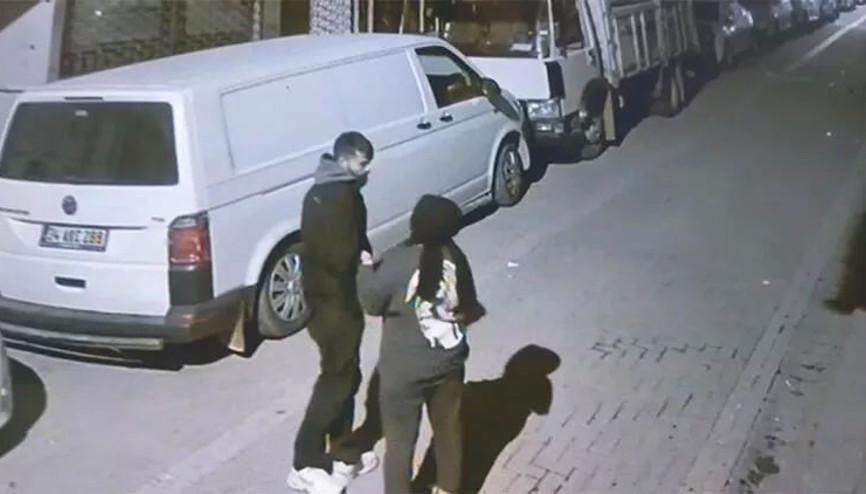 Kız arkadaşına sinirlendi, park halindeki minibüsün aynasını kırdı