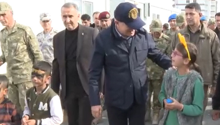 Bakan Akar, Adıyamanda depremzedelerle bir araya geldi Bakan Akar, Adıyamanda depremzedelerle bir araya geldi