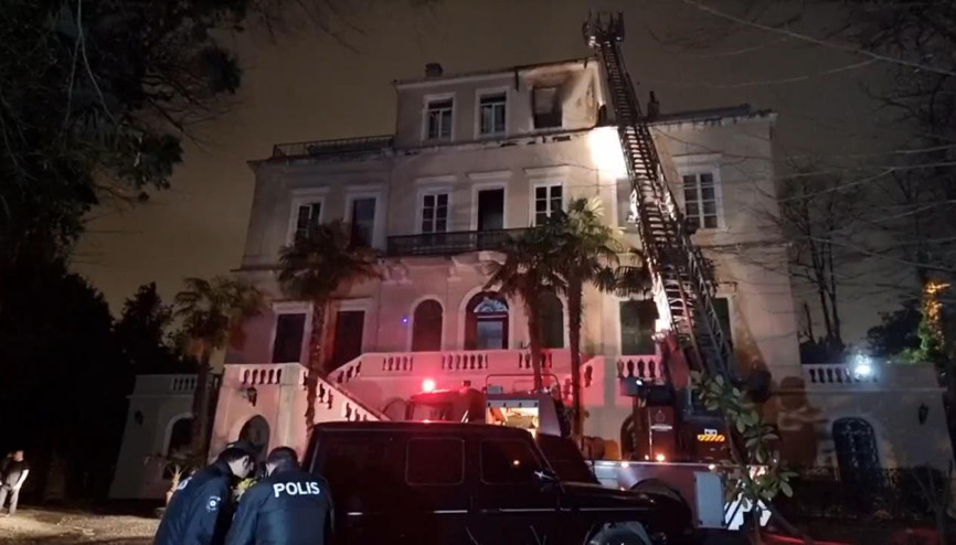 Sarıyerde köşk yangını