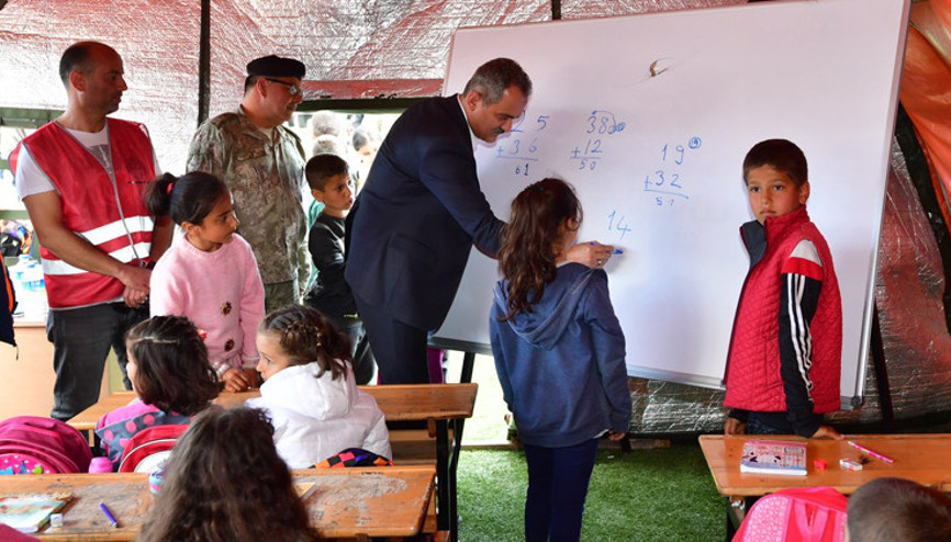 Özer, deprem bölgesinde incelemelerde bulundu